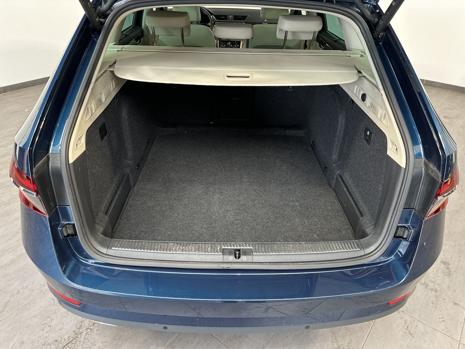 Fahrzeugabbildung SKODA Superb Combi 4x4 L&K NAV+MATRIX+ACC+PANO+CANTON