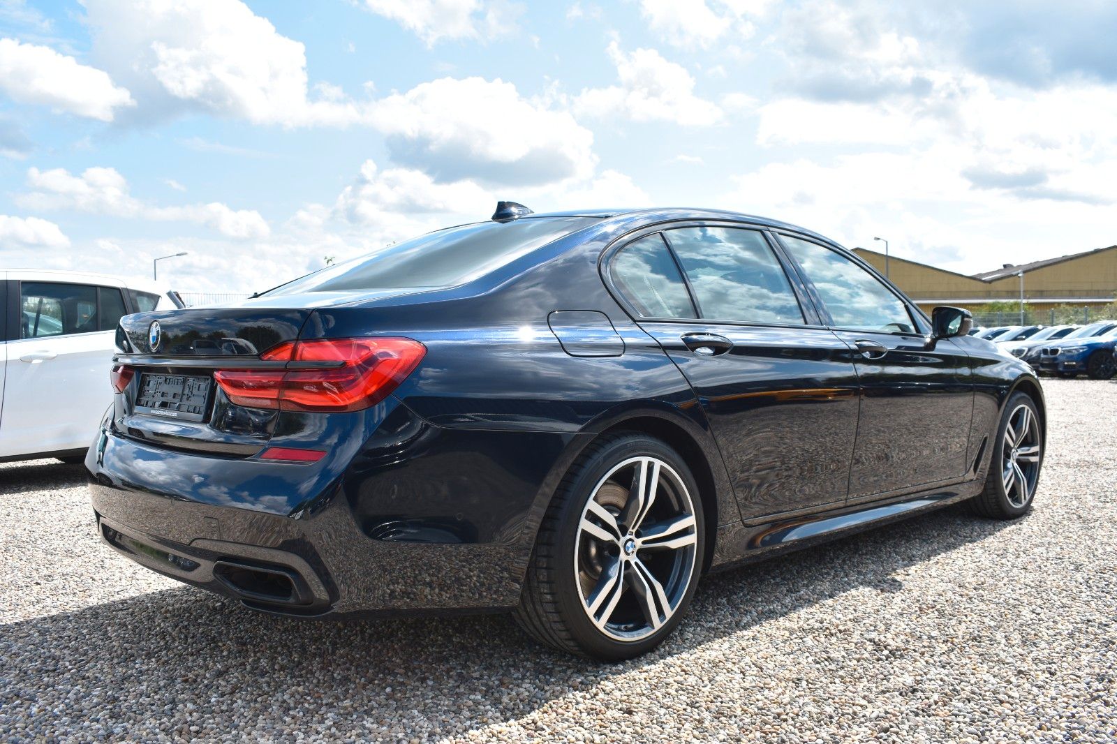 Fahrzeugabbildung BMW 750i xDrive M Sport Gestik Applecar H&K Garantie