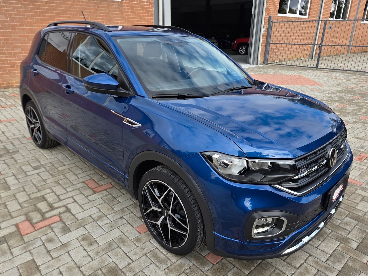 Volkswagen T-Cross 1.0 TSI 110 CV Sport R-Line imagem 2