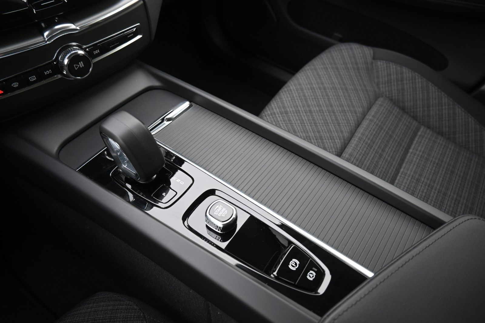 Fahrzeugabbildung Volvo XC60 B4 D FWD Core*RFK*el.Heckkl*GoogleMaps*AHK