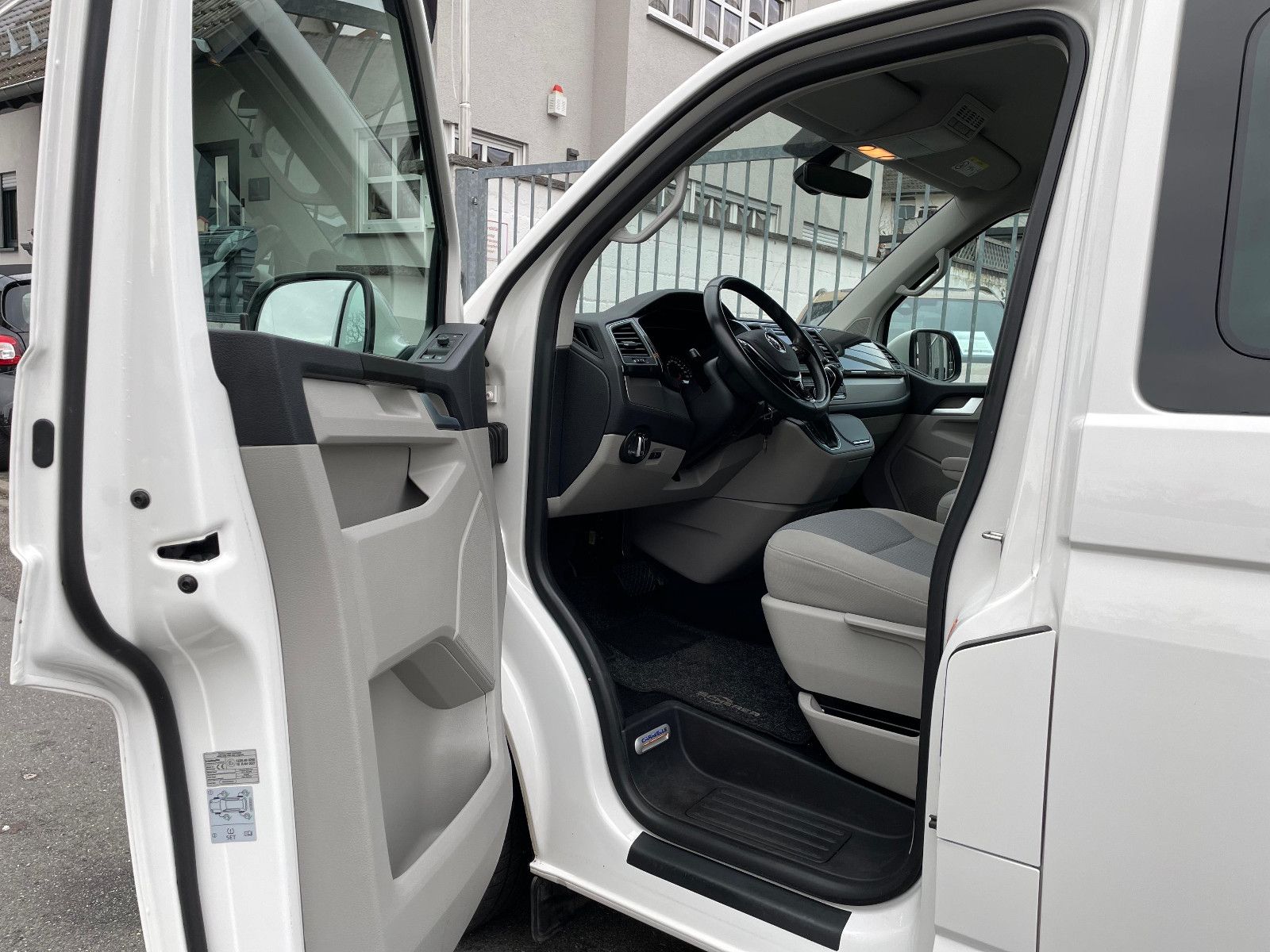 Fahrzeugabbildung Volkswagen T6 Caravelle Comfortline lang 9Sitze Automatik