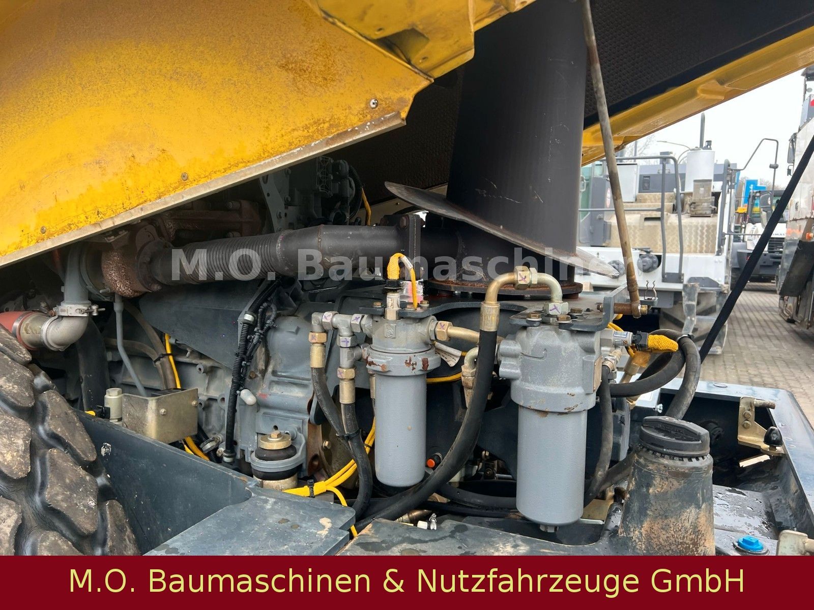 Fahrzeugabbildung BOMAG BW 213 D4-4BVC / 14,9 T / Walzenzug /