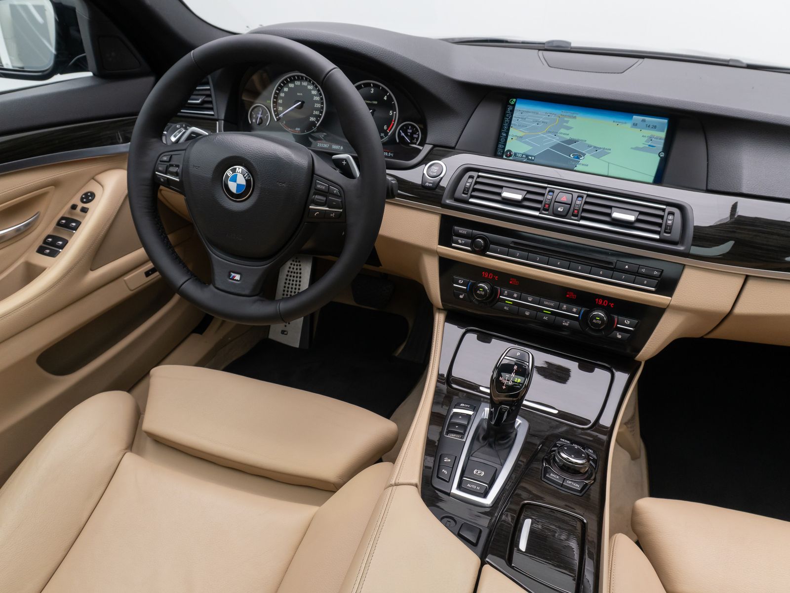 Fahrzeugabbildung BMW 530d xD M Sport Kamera HUD NaviPro Panorama HiFi