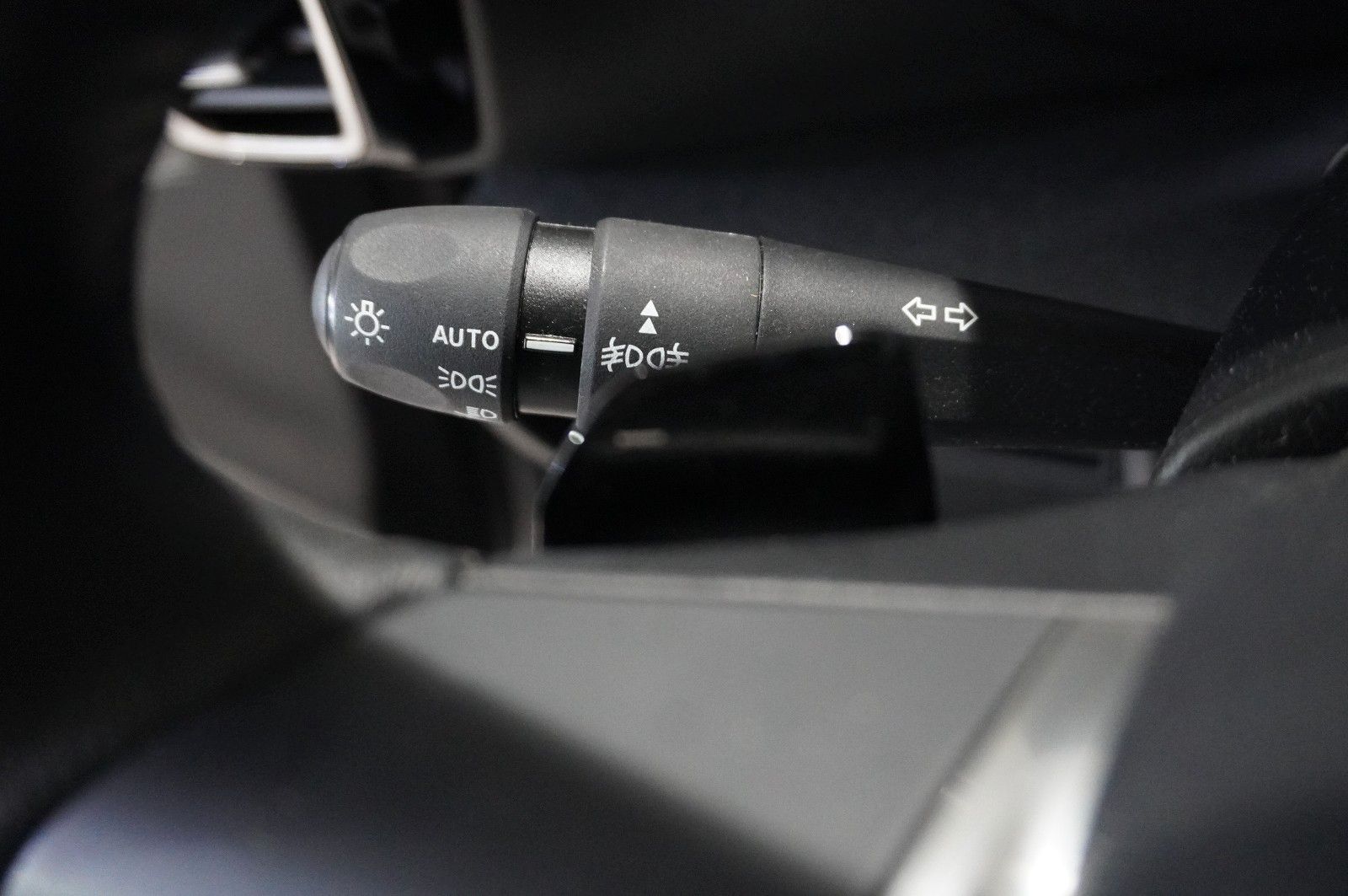 Fahrzeugabbildung Citroën C4 Lim. 1.2T PLUS NAVI/LED/KAMERA/SPORT /VIR/DAB