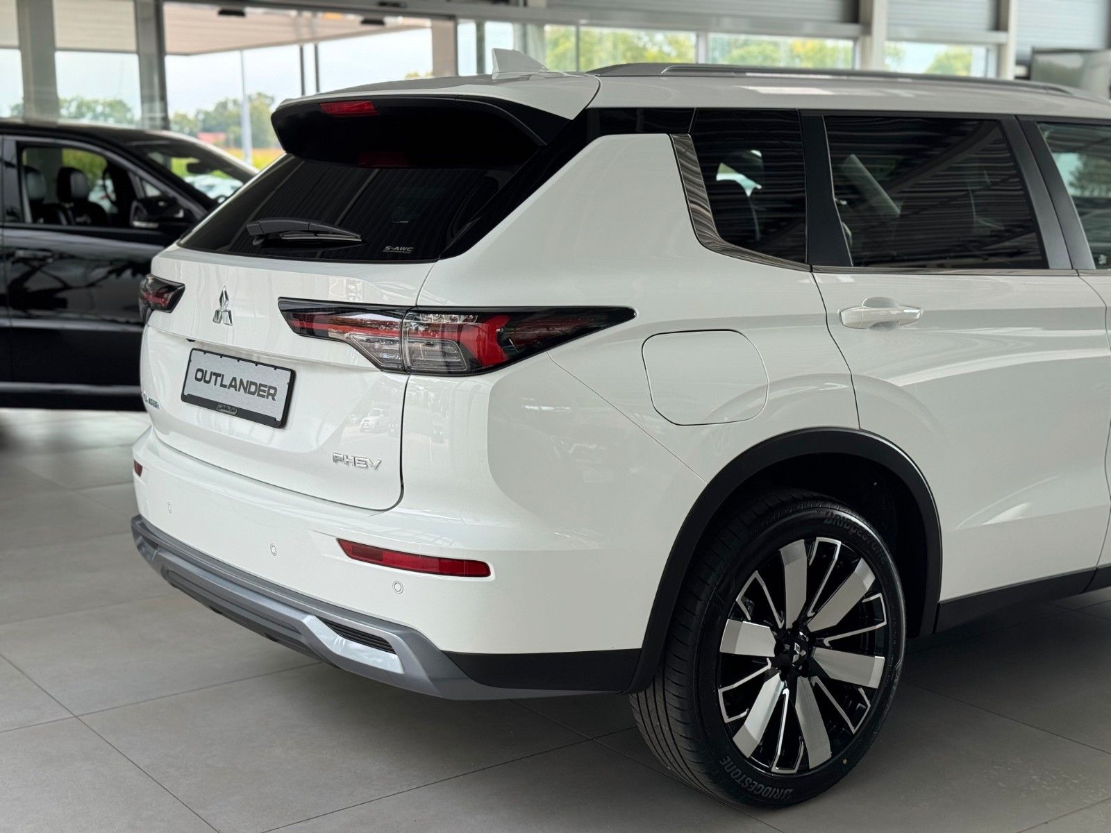 Fahrzeugabbildung Mitsubishi Plug-in Hybrid Outlander Intro Edition