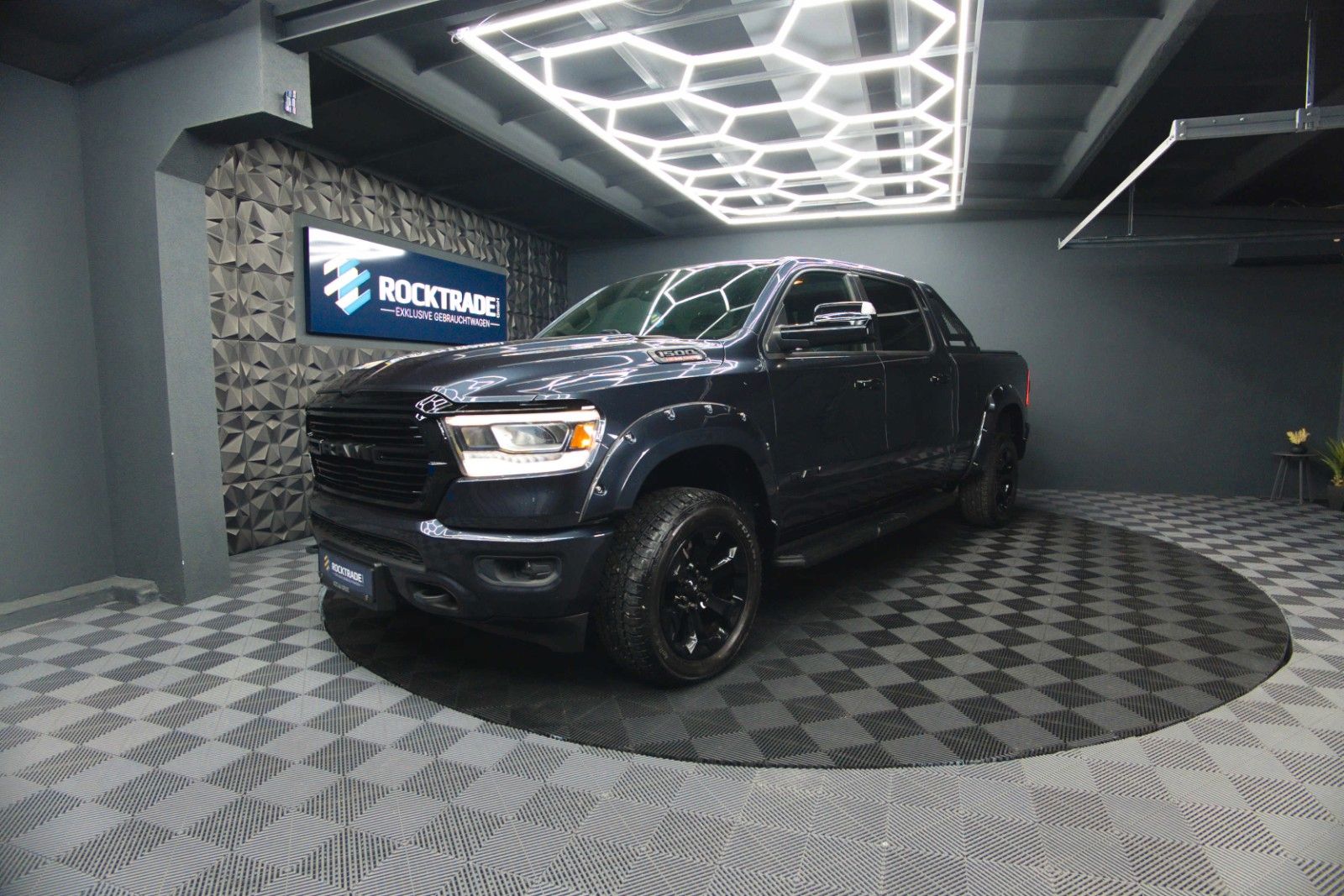 Fahrzeugabbildung Dodge RAM 5.7 V8 HEMI 4x4 OFFROAD Night-Paket LONGBED