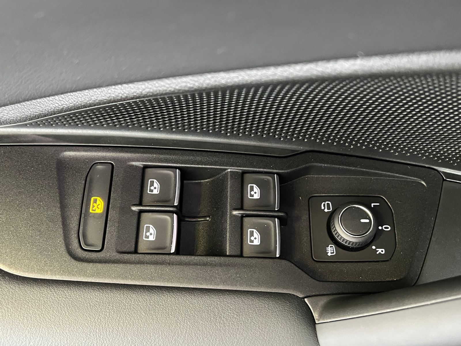 Fahrzeugabbildung Volkswagen Tiguan R-Line 2.0 TDI DSG 4MOTION *AHK, IQ.Light