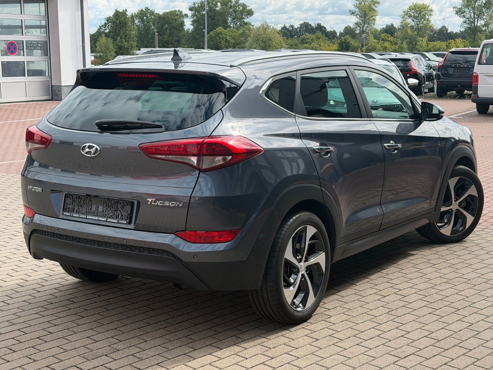 Fahrzeugabbildung Hyundai TUCSON 1.7 CRDi Premium *Totwinkl*8fach*AHK*LED*