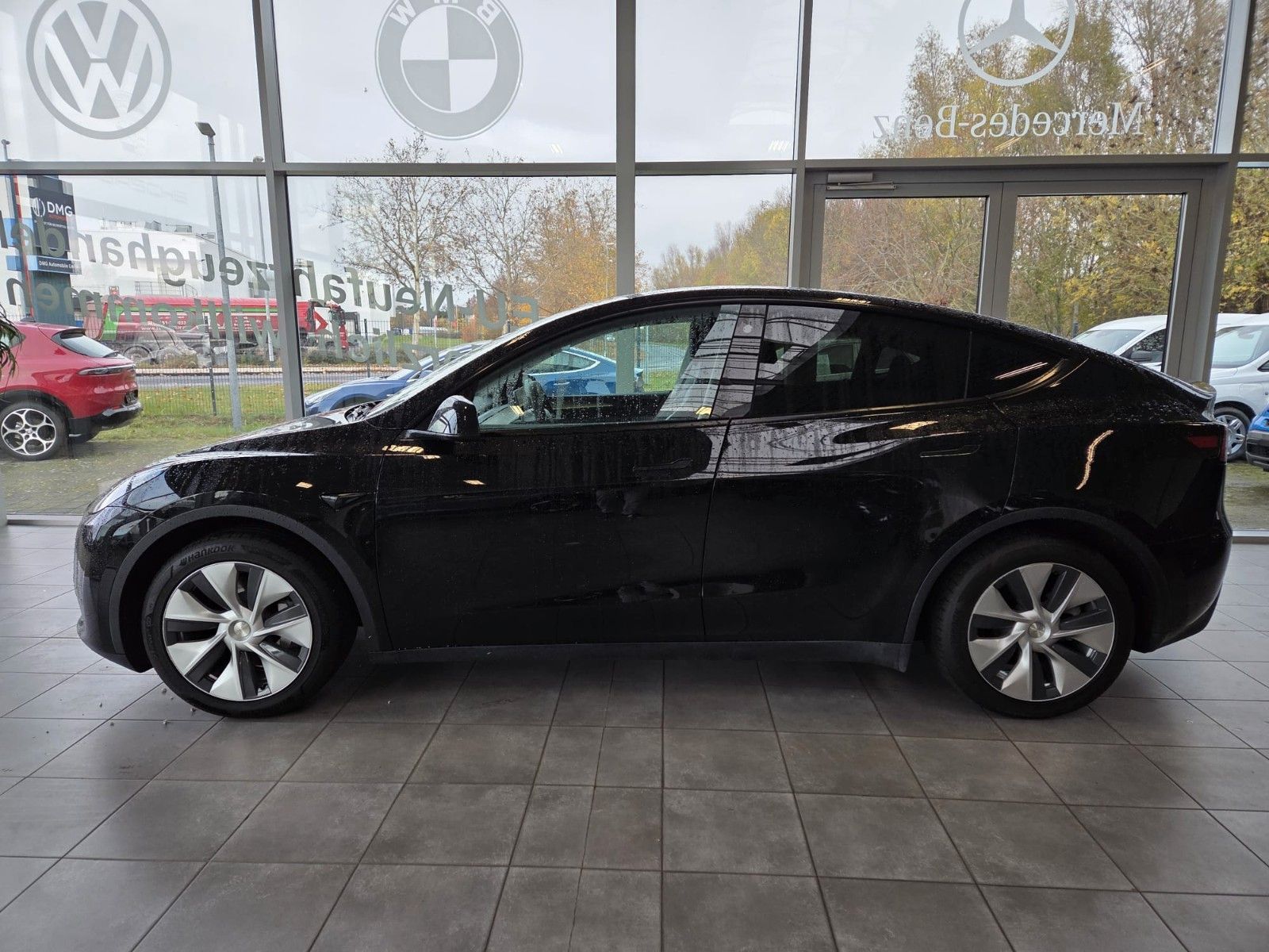 Fahrzeugabbildung Tesla Model Y Basis RWD