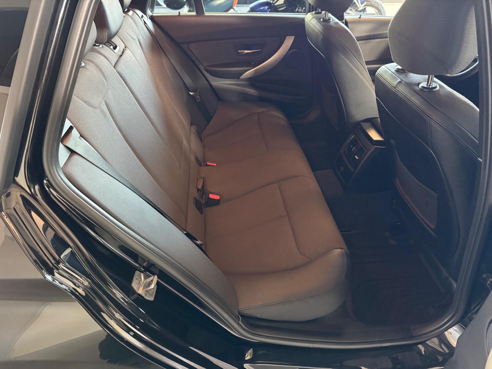 BMW 320i Touring Advantage LED/Memory/HUD/Pano/ACC