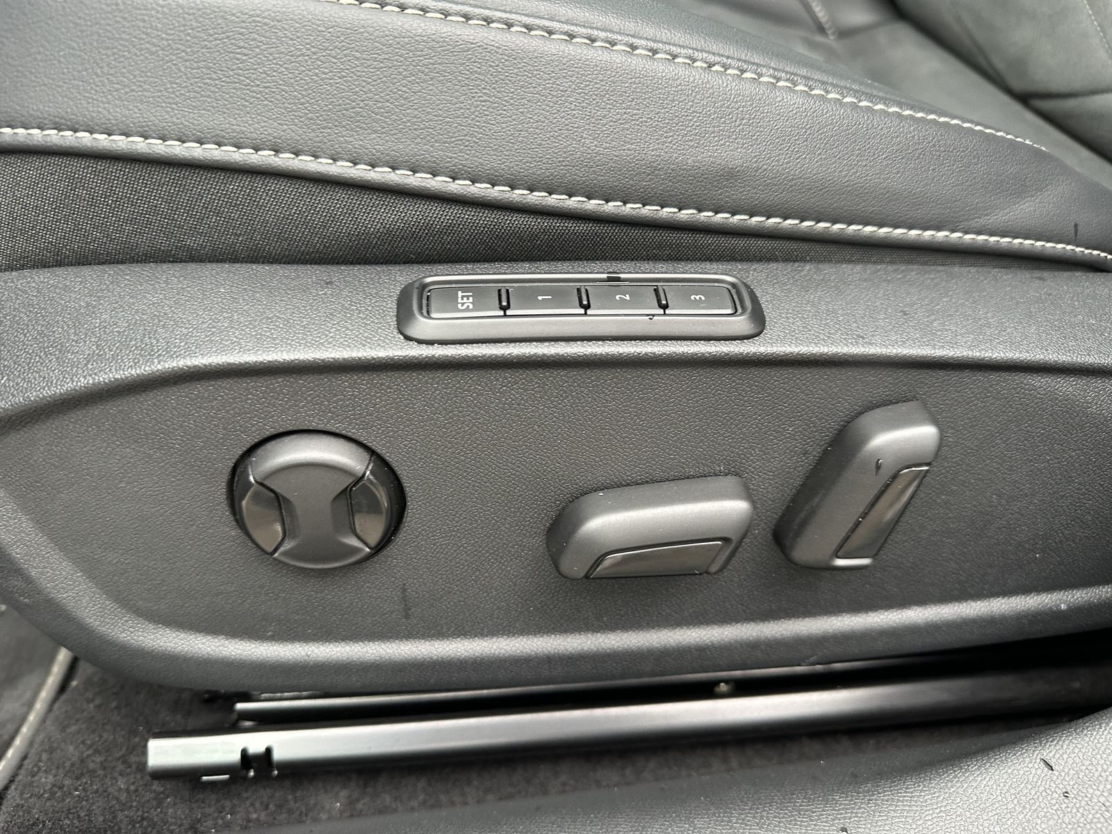 Fahrzeugabbildung SEAT Leon Xcellence e-Hybrid NAV+LED+PANORAMA+CARPLAY