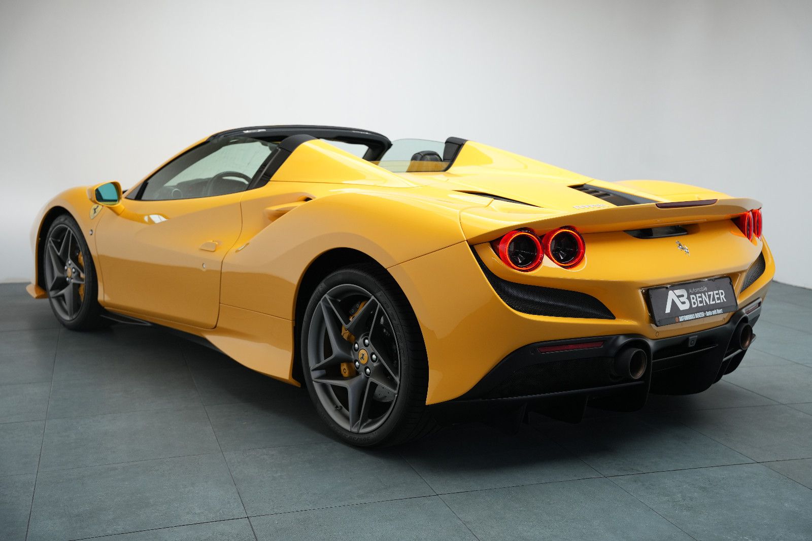 Fahrzeugabbildung Ferrari F8 Spider Giallo Modena *Lift*Carbon*Kamera*