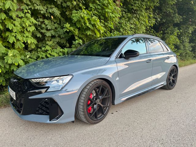 AUDI RS3 Sportback / 280km/h / SONOS / Schalensitze