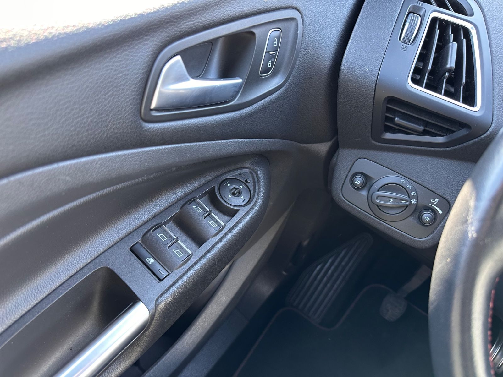 Fahrzeugabbildung Ford Kuga ST-Line 2.0 TDCi AHK/Navi/BiXenon/SHZG