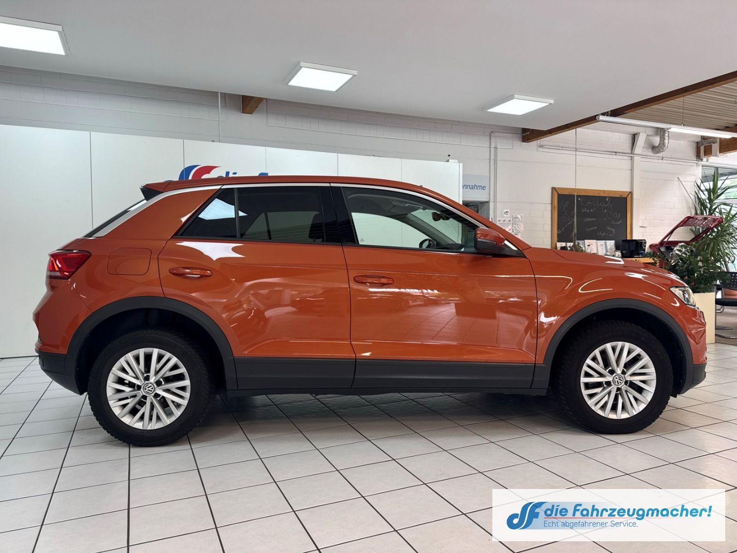 Fahrzeugabbildung Volkswagen T-Roc Basis 1.6 TDI EU6d-T Navi Apple CarPlay An