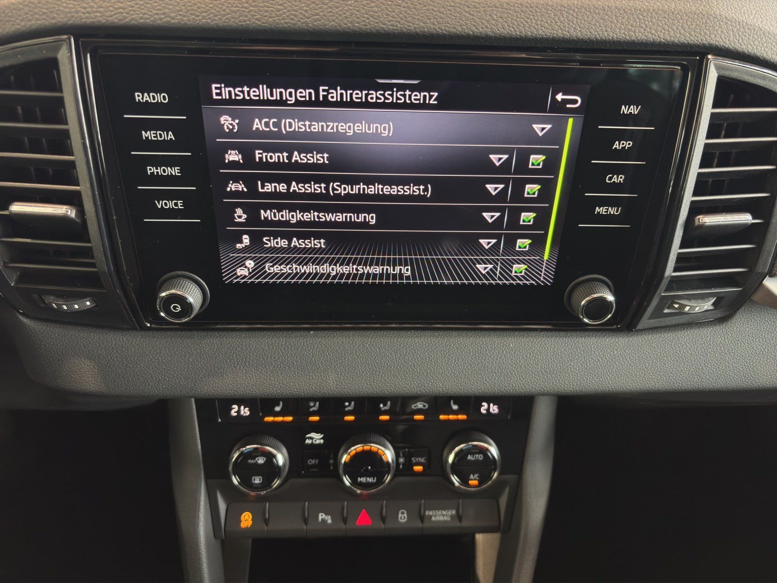 Fahrzeugabbildung SKODA Karoq Tour 1,5 TSI 110 kW DSG MATRIX/AHK/ACC/NAV