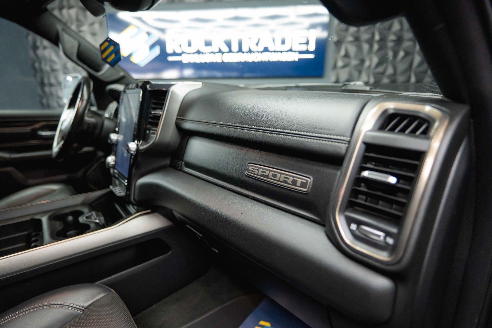 Fahrzeugabbildung Dodge RAM 5.7 V8 HEMI 4x4 OFFROAD Night Limited 19%