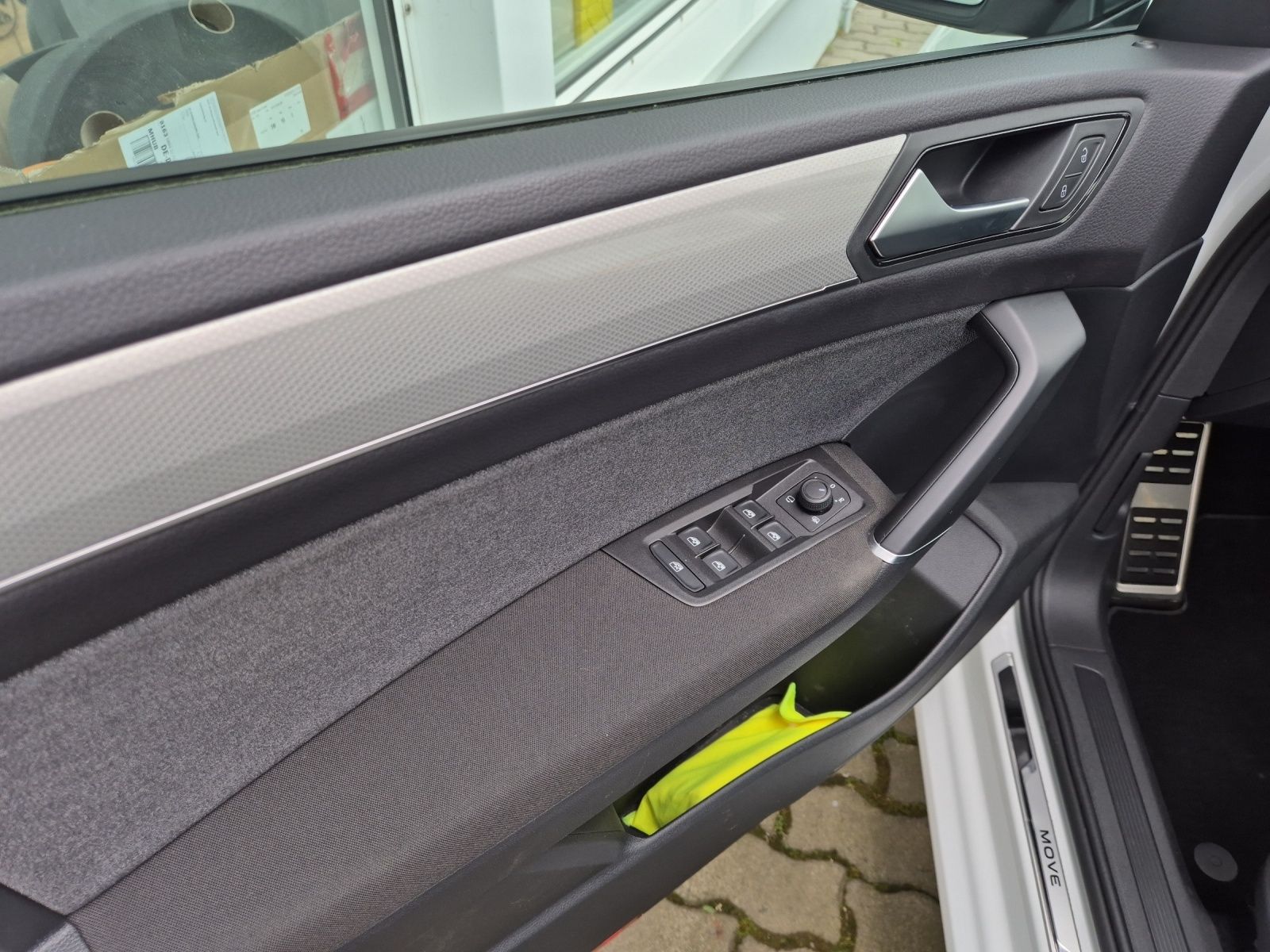 Fahrzeugabbildung Volkswagen Touran TSI Move 7-Si AHK Navi AID ACC PDC SH LM