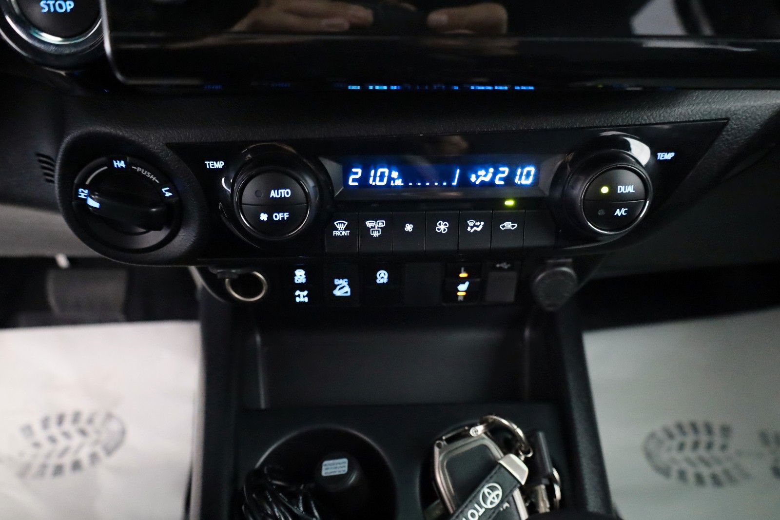 Fahrzeugabbildung Toyota Hilux 2.8D-4D Invincible,Kamera,CarP,HardTop,AHK
