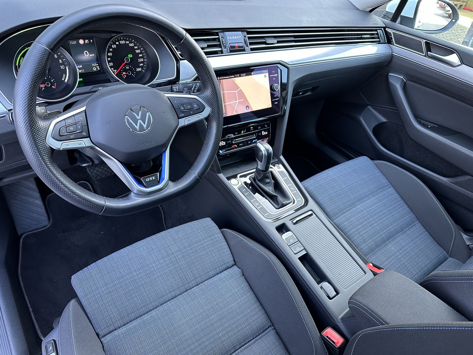 Fahrzeugabbildung Volkswagen Passat Variant GTE 1.4 TSI DSG NAV+LED+PANO+KAM