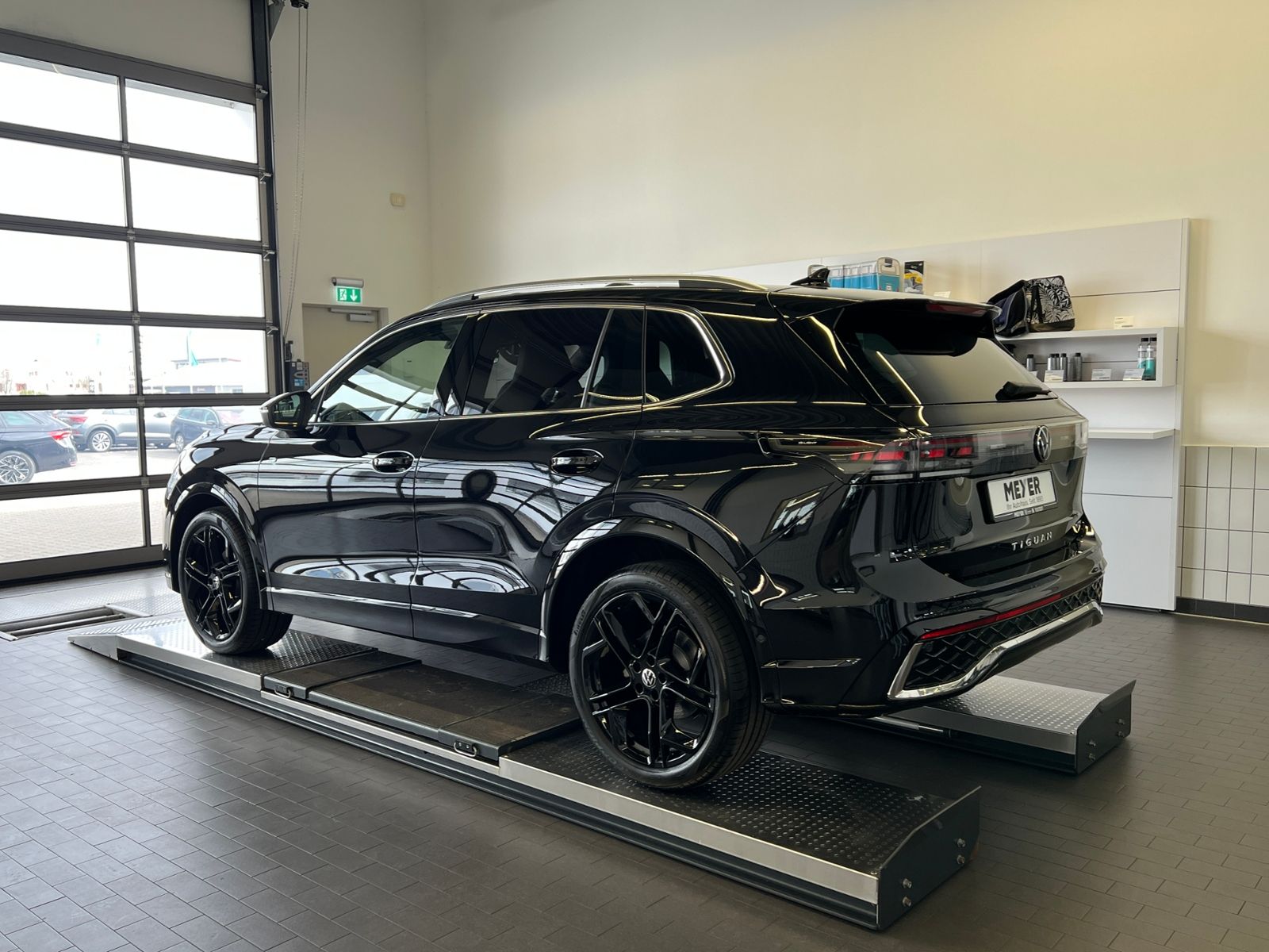 Fahrzeugabbildung Volkswagen Tiguan R-Line 1.5 eTSI DSG *AHK, IQ.Light, DCC,