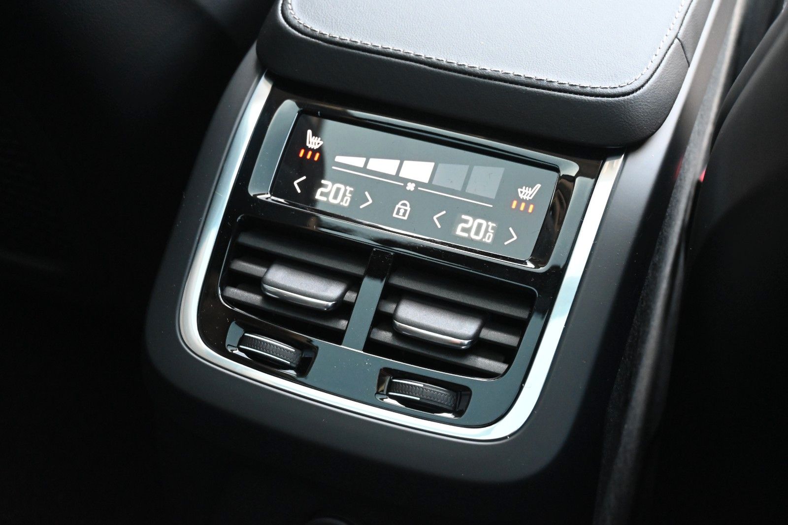 Fahrzeugabbildung Volvo XC90 T8 Recharge AWD Ultra Dark*LUFT*B&W*Massage