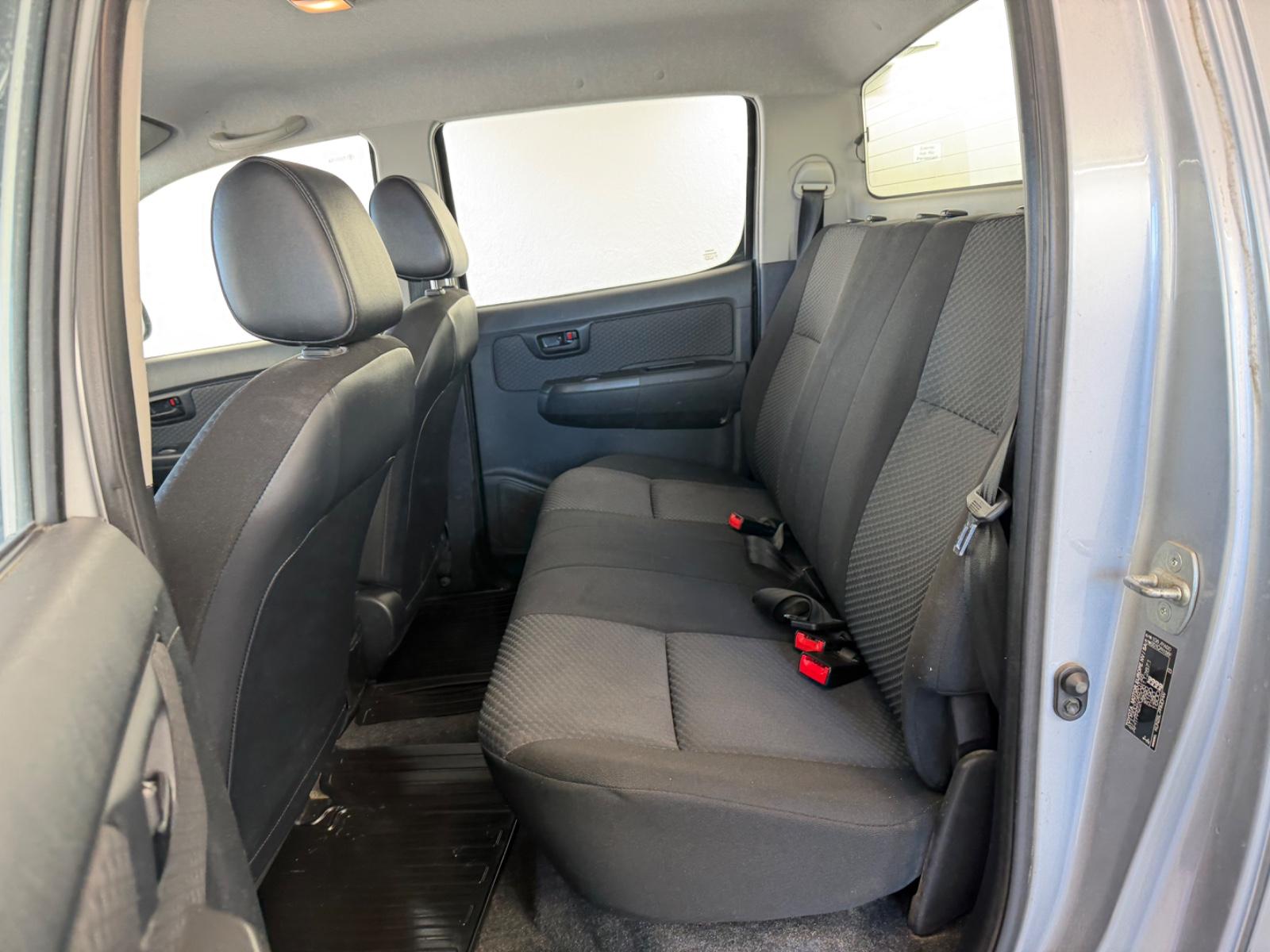 Toyota Hilux Double Cabine 2.5 D-4D | 144 ch | BVM | Feux diurnes LED | Vitres surteintées | Blocage de différentiel arrière