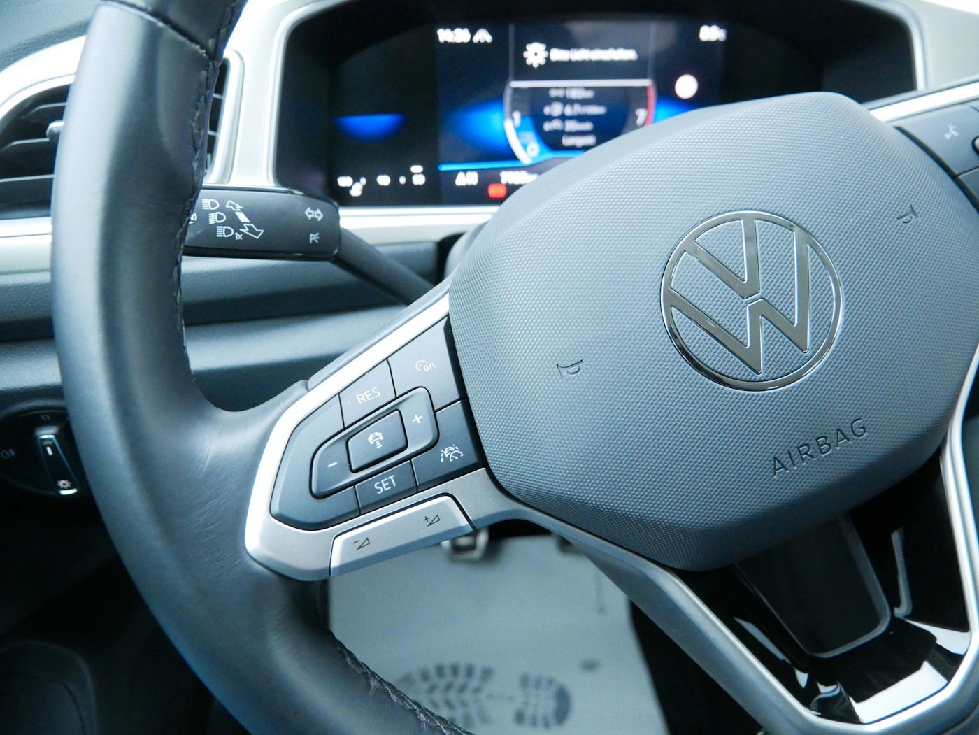 Fahrzeugabbildung Volkswagen T-Roc 1.0 MOVE NEU38T AHK Standheiz ACC LED SHZ