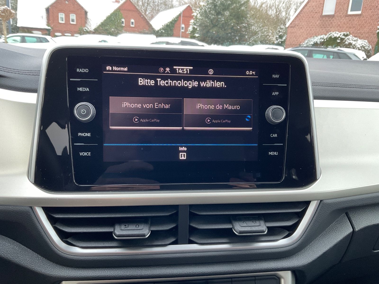 Fahrzeugabbildung Volkswagen T-Roc 1.5 TSI DSG MOVE,LED,Navi,Carplay