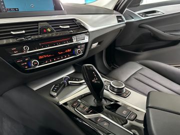 Fahrzeugabbildung BMW 530e iPerf Aut Alarm Kamera NaviBusiness Leder