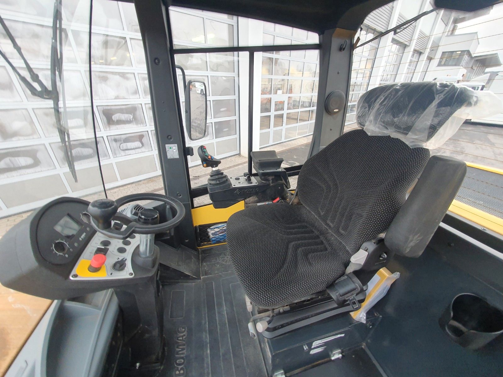 Fahrzeugabbildung BOMAG BW 213 DH / nur 1.087h / Plattenanbauverdicht