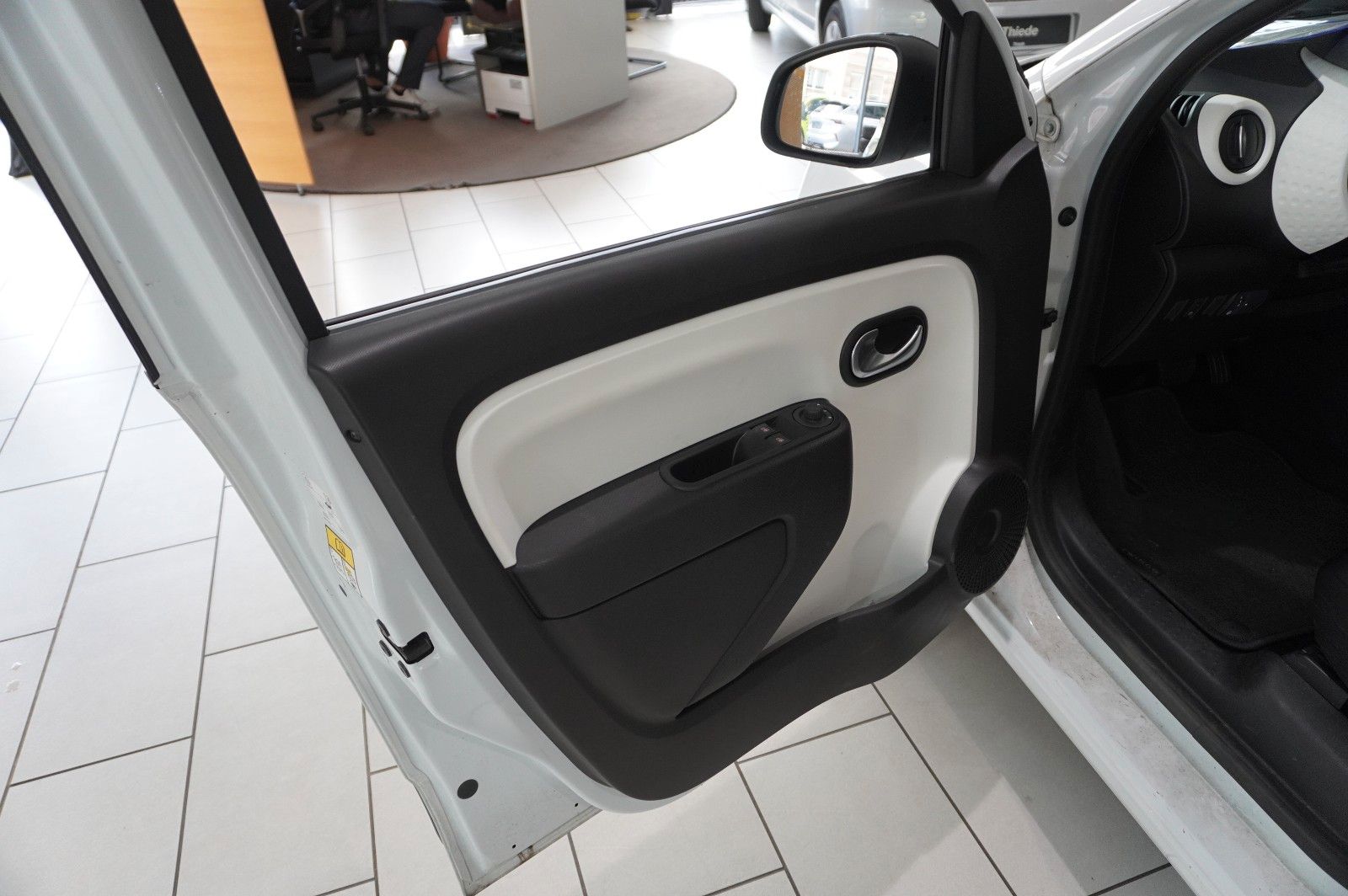 Fahrzeugabbildung Renault Twingo Equilibre Electric 22KWH NAVI/LED/DAB+