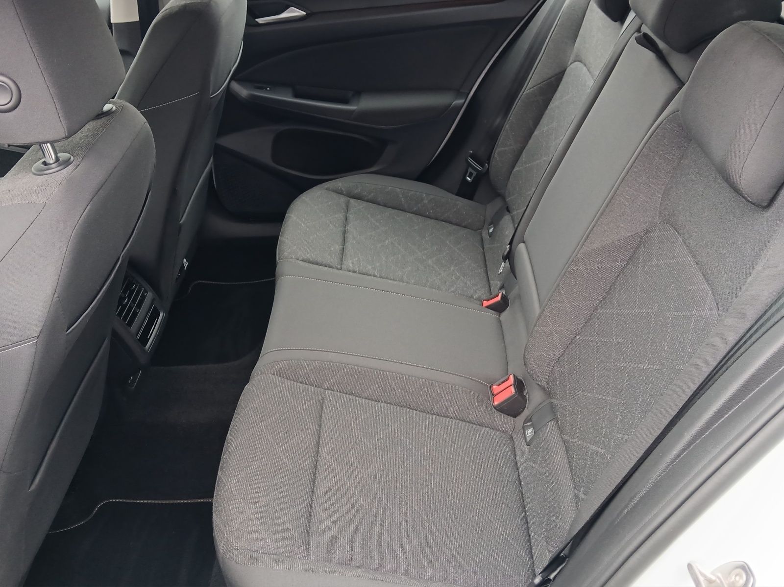 Fahrzeugabbildung Volkswagen Golf VIII Variant TDI Life DSG LED Navi AID ACC