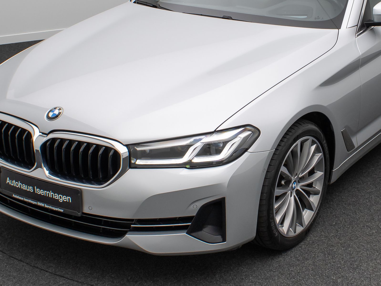 Fahrzeugabbildung BMW 530d Kamera DAB HiFi Panorama HUD Sport 19Zoll