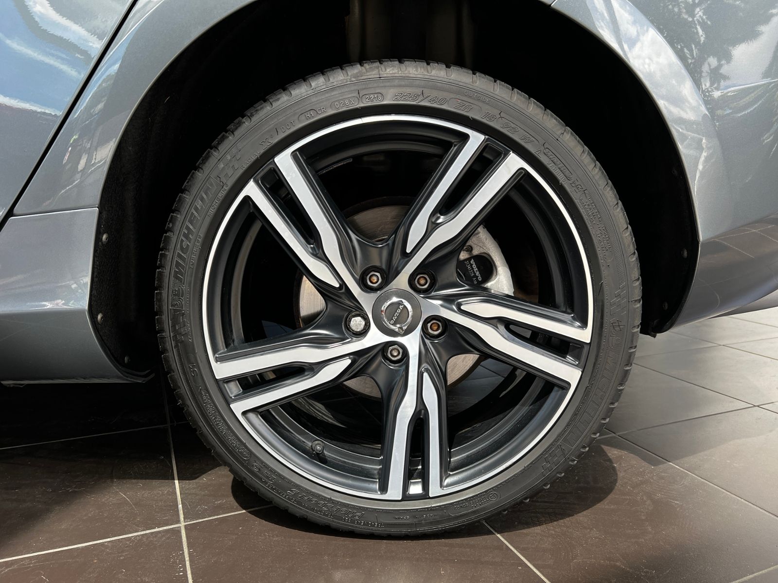 Fahrzeugabbildung Volvo V40 T3 R-Design RFK LED NAVI