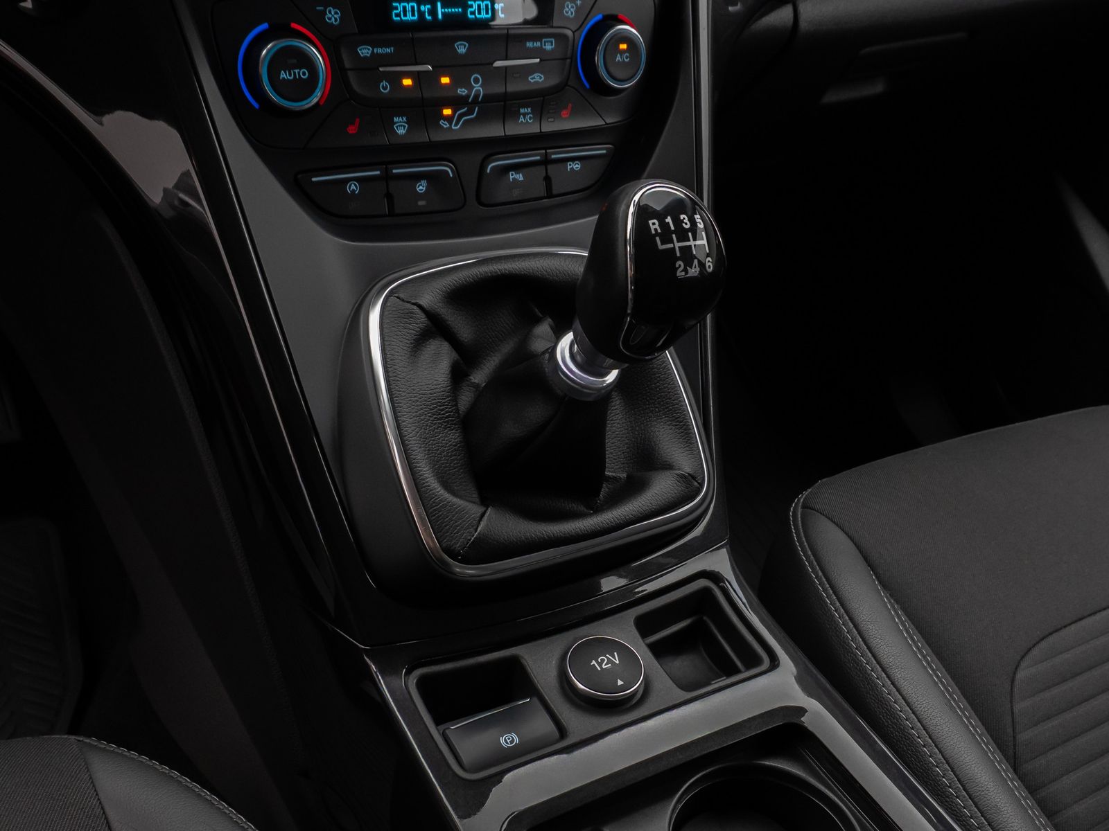 Fahrzeugabbildung Ford Kuga Titanium Navigation Kamera Sitzhzg Tempomat