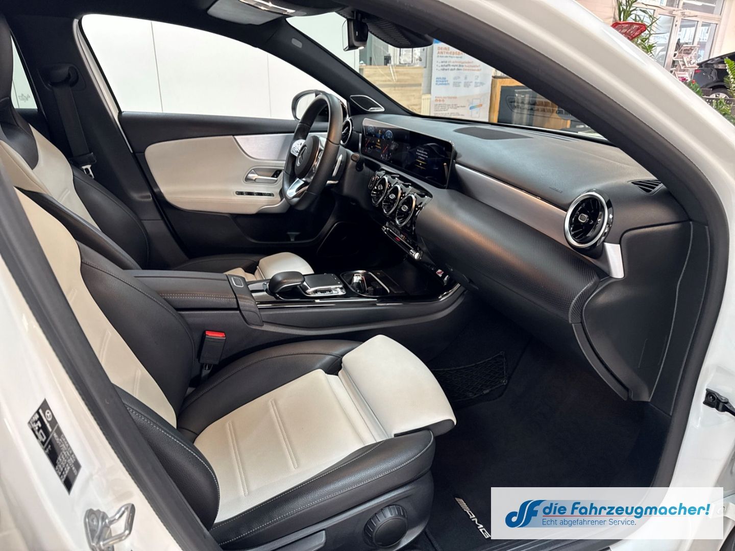 Fahrzeugabbildung Mercedes-Benz A 250 AMG Sportpaket HUD Navi Digitales Cockpit
