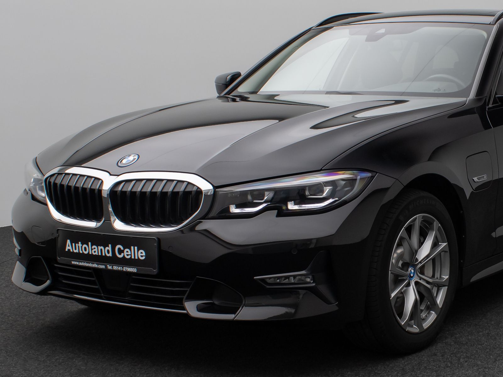 Fahrzeugabbildung BMW 330e xD Sport Line Panorama DAB HiFi Stop&Go AHK
