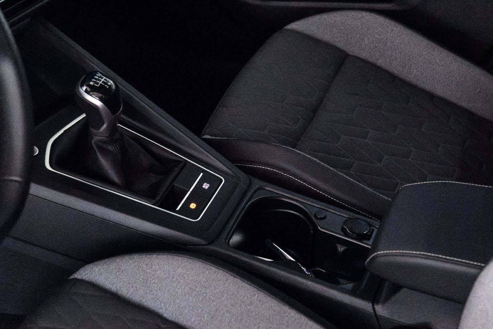 Fahrzeugabbildung Volkswagen Golf VIII Var. 1.5 TSI 110 kW+LED+AHK+GJR+TOTWIN