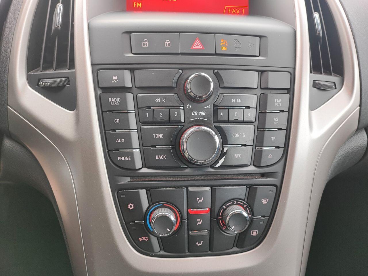 Opel Astra 2011 — photo 15