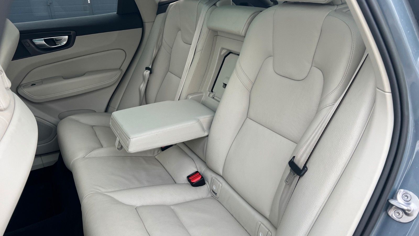 Fahrzeugabbildung Volvo XC60 B5 D Ultimate Dark AWD*360°*AHK*HUD*LUFT*