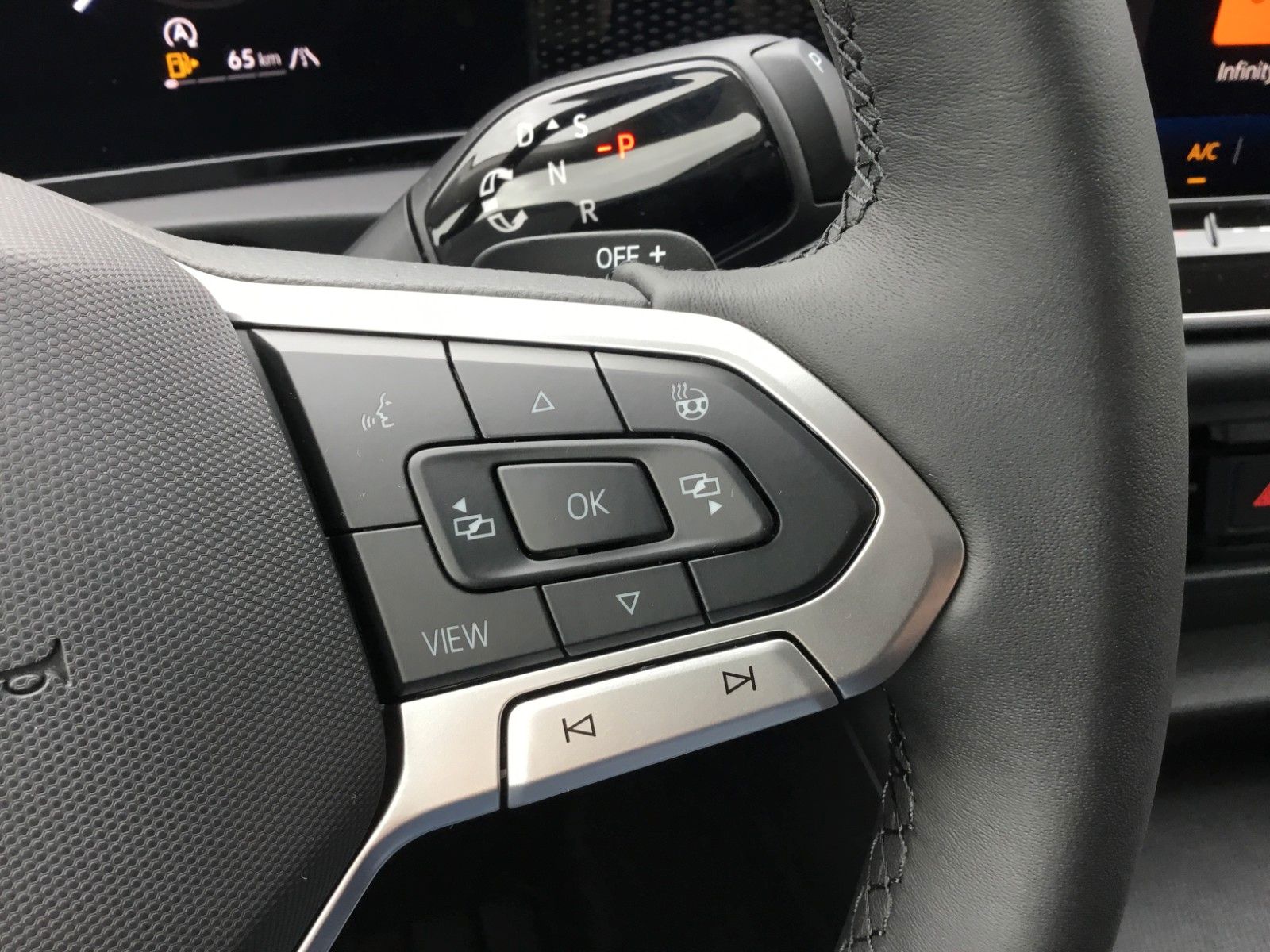 Fahrzeugabbildung Volkswagen Tiguan 1.5 eTSI DSG Life+AHK+LEDPlus+18"+Navi