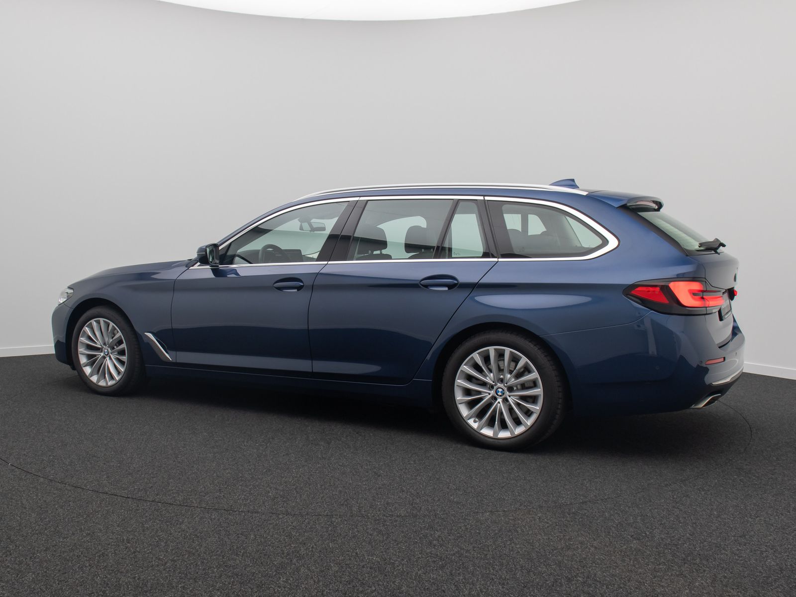 Fahrzeugabbildung BMW 520d Luxury Line HUD DAB Kamera HiFi Panorama