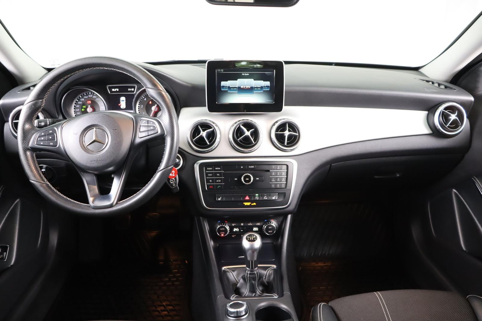 Mercedes-Benz GLA 200 Score * Bi- Xenon * Navi * SHZ *