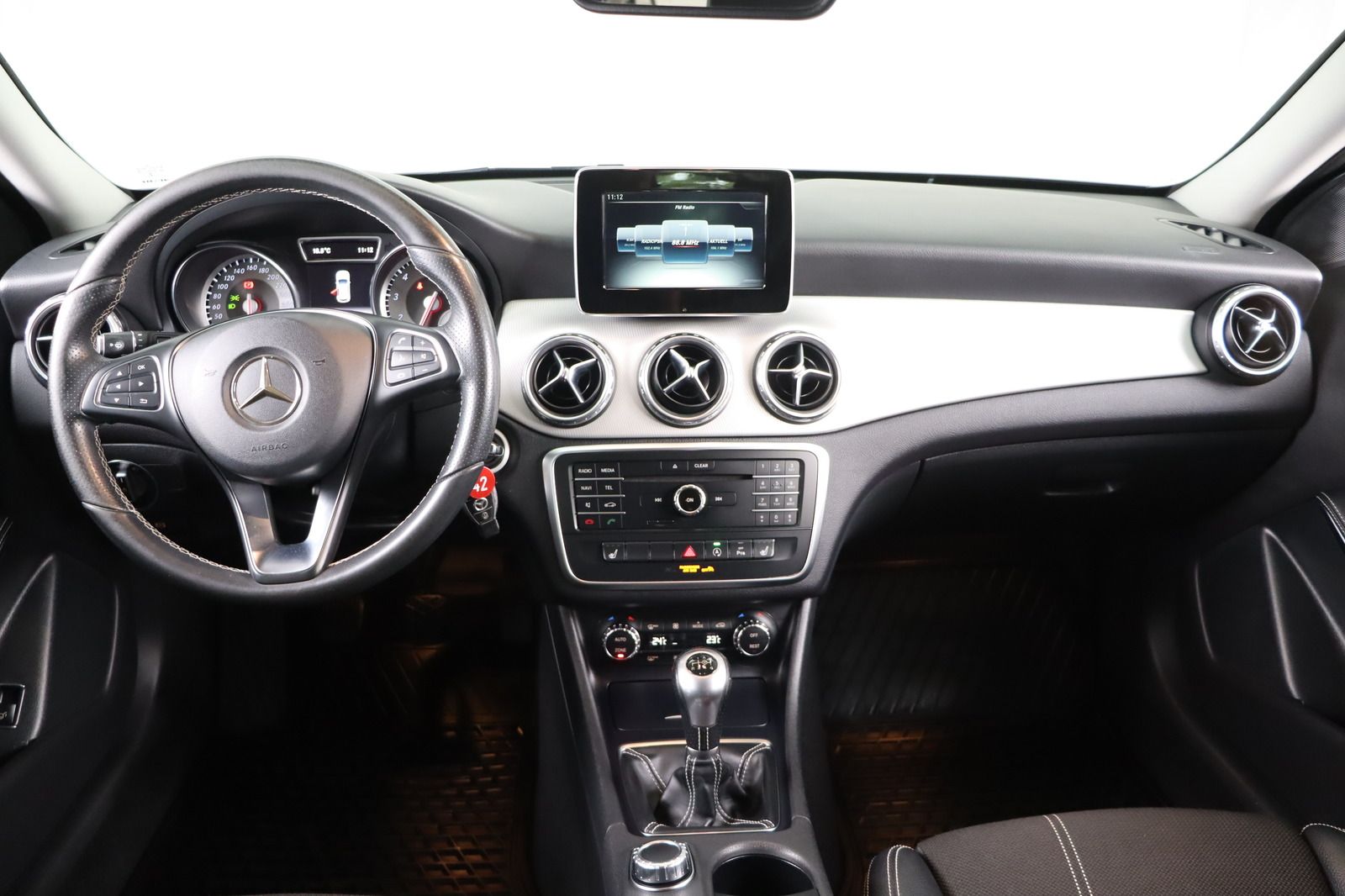 Fahrzeugabbildung Mercedes-Benz GLA 200 Score * Bi- Xenon * Navi * SHZ *