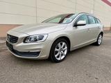 Volvo V60 D2 Momentum - NAVI + XENON + AHK - silberne Volvo V60