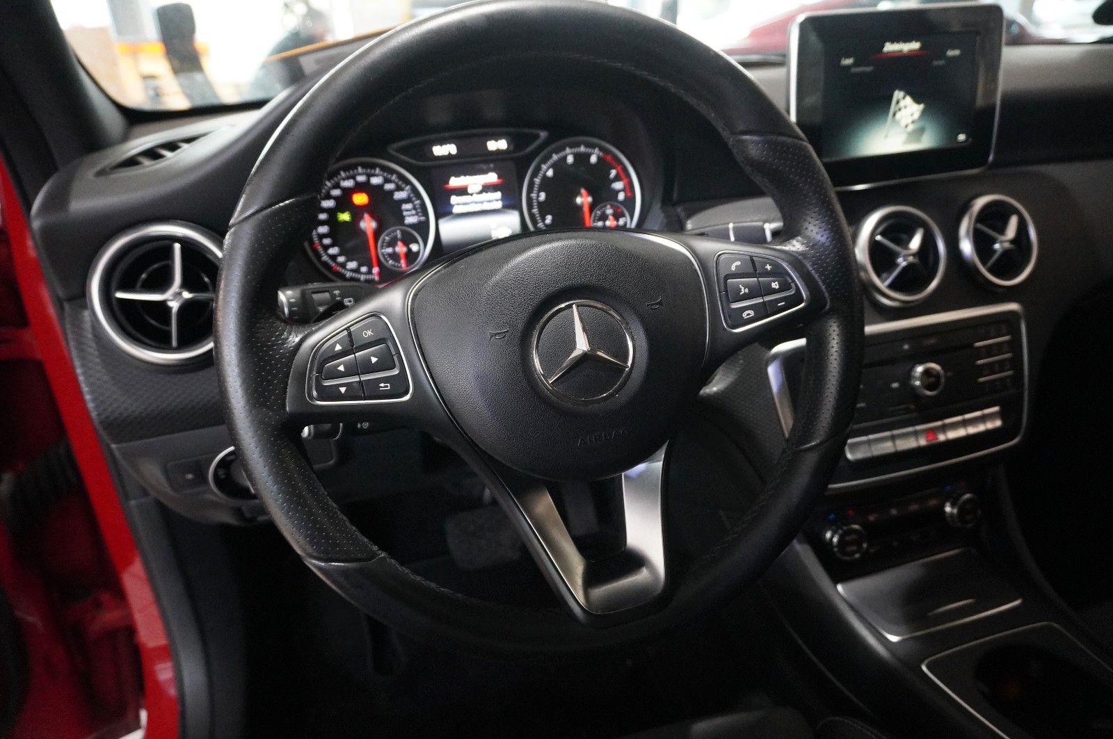 Fahrzeugabbildung Mercedes-Benz A 200 LIM. AMG LINE NAVI/LED/KAMERA/SPORT/SH/AHK
