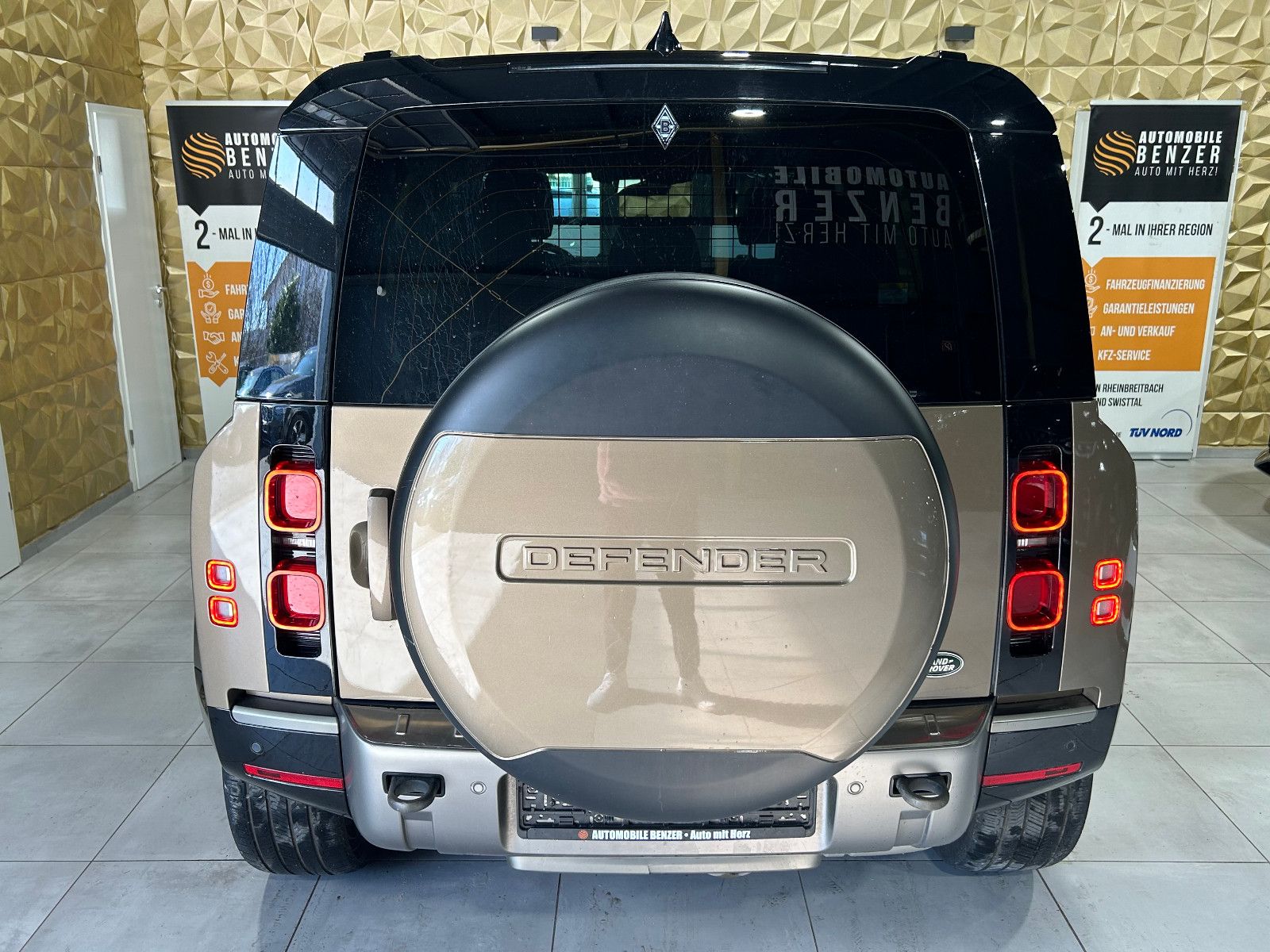 Fahrzeugabbildung Land Rover Defender 110 X-Dynamic S/HEAD-UP/PANO/360°/APPLE
