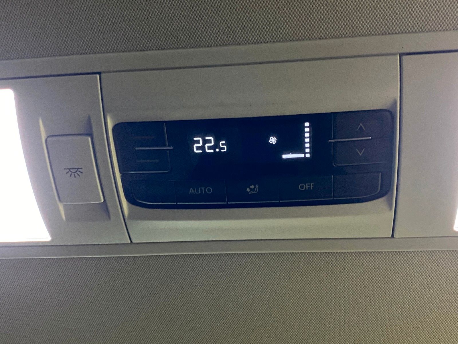 Fahrzeugabbildung Volkswagen T6 Multivan"GENERATION SIX"STANDHZG+NAVI+AHK+LED
