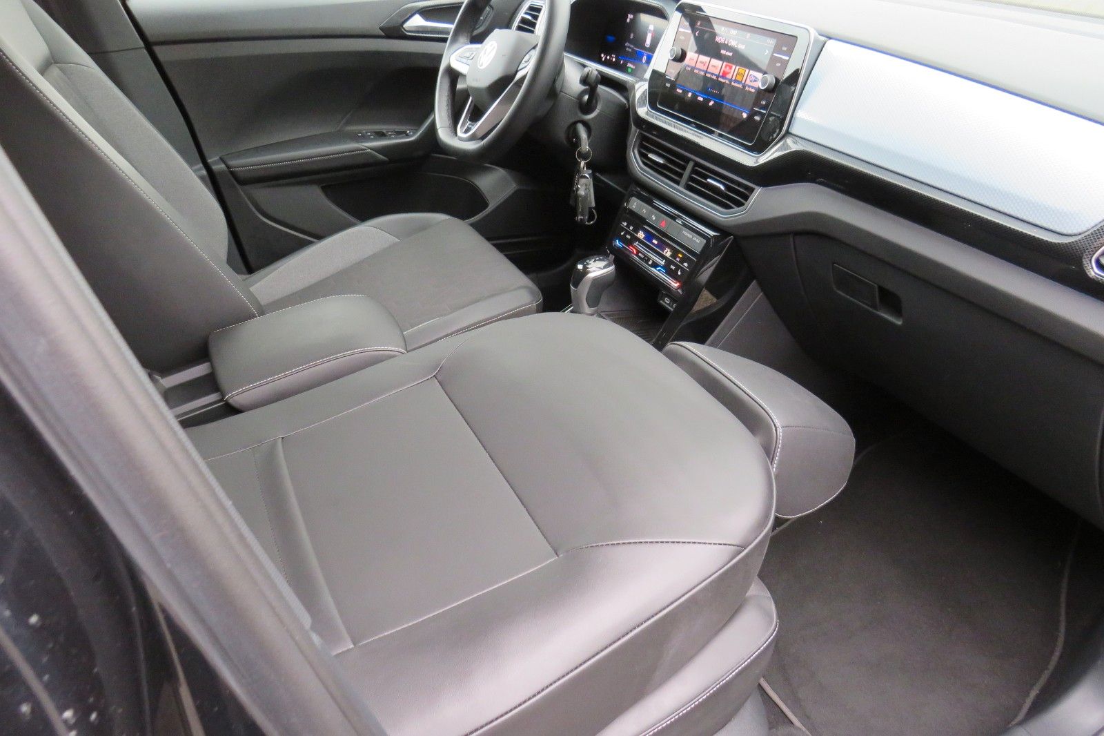 Fahrzeugabbildung Volkswagen T-CROSS DSG GOAL AHK PDC NAVI ASSISTENT-PA. 1.HD